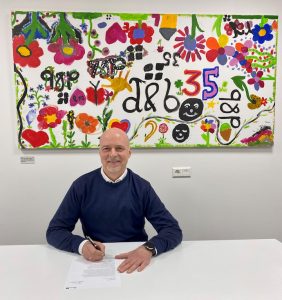 Amnon Harman, CEO of d&b Group, signs the UN compact.